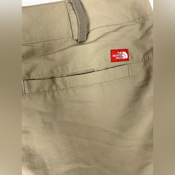 The North Face Convertible Tan Beige Zip Off Cargo Hiking Shorts Women's Size 6 - Picture 3 of 10